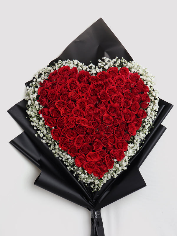 Love heart red roses with gips — same-day flower delivery in Kuwait