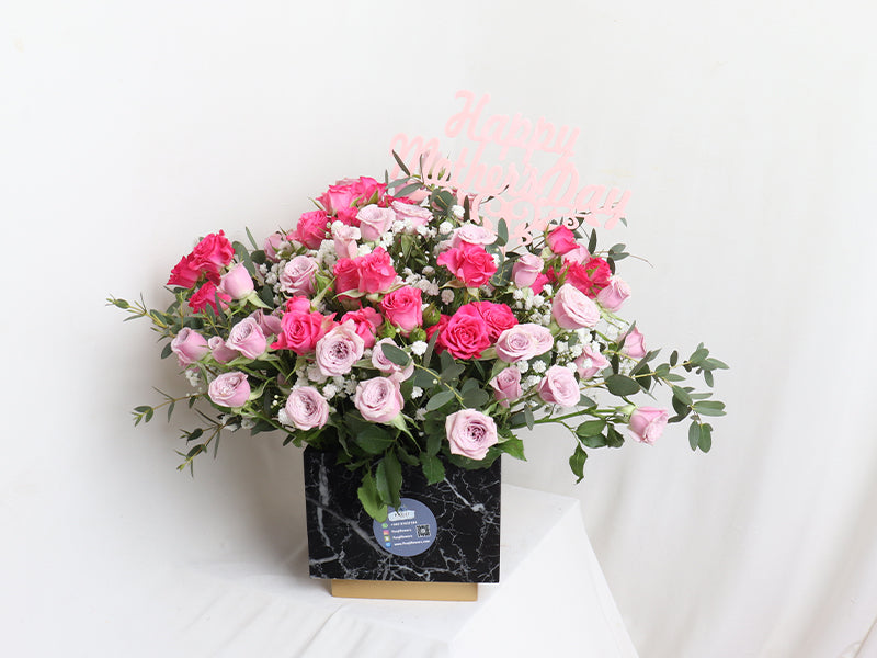 Marbel Vase With Baby Roses