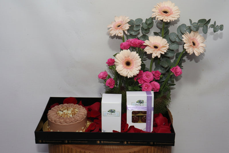 Cakes with flowers try - Premium Fresh Flowers & Gifts Delivery in Kuwait